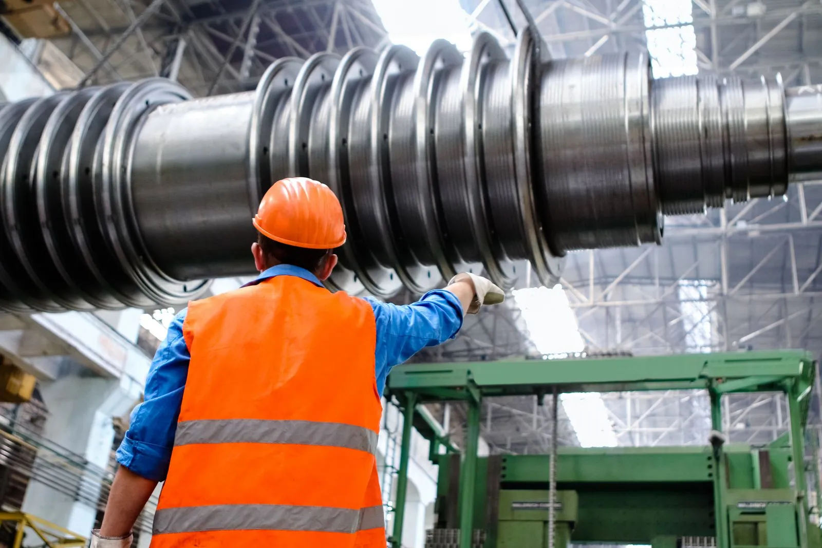 Engenheiro inspecionando equipamento industrial de grande porte