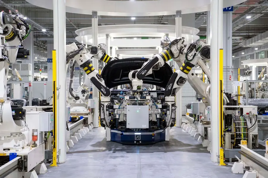 Robôs industriais em linha de montagem automotiva