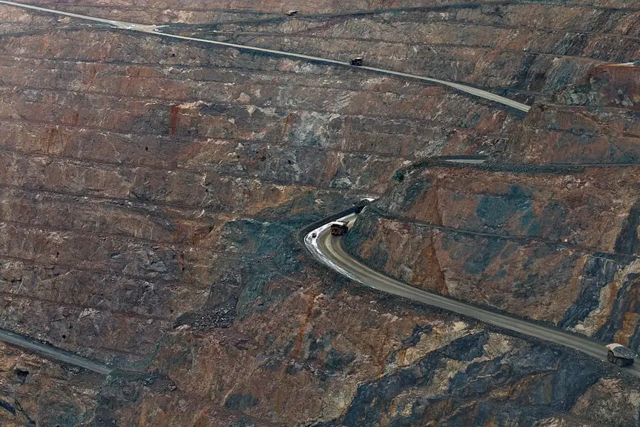 Mina a céu aberto com caminhões fora de estrada