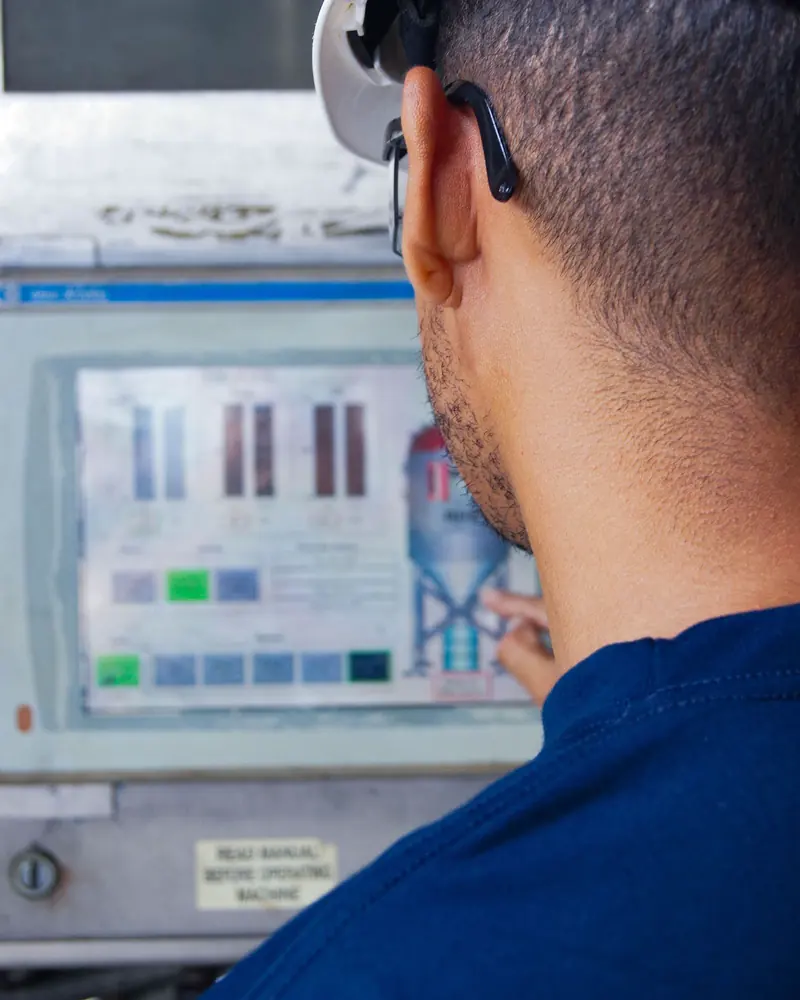 Técnico da Pneumática Automação operando painel de comando