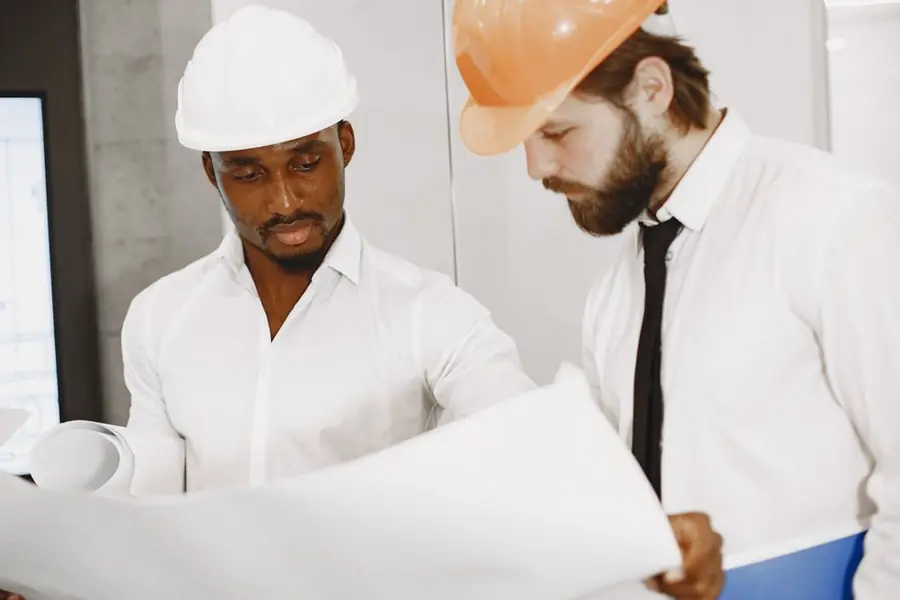Engenheiros analisando o levantamento técnico